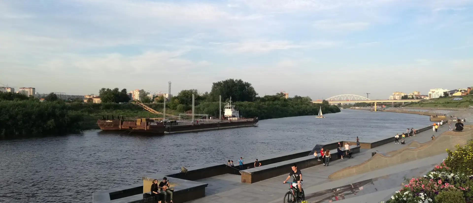 Набережная реки Туры в Тюмени летом: гранитные ярусы, цветники и прогулочная зона